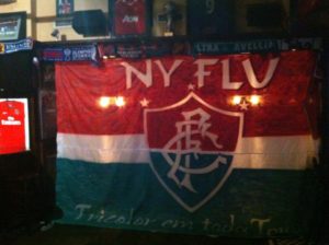 A bandeira da NY Flu, estendida no Legends, esperando a torcida chegar.